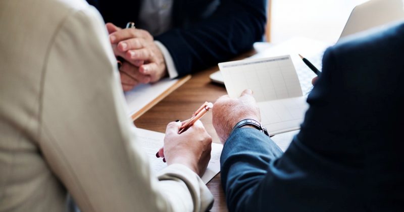 team-meeting-lady-man-crop-800x419